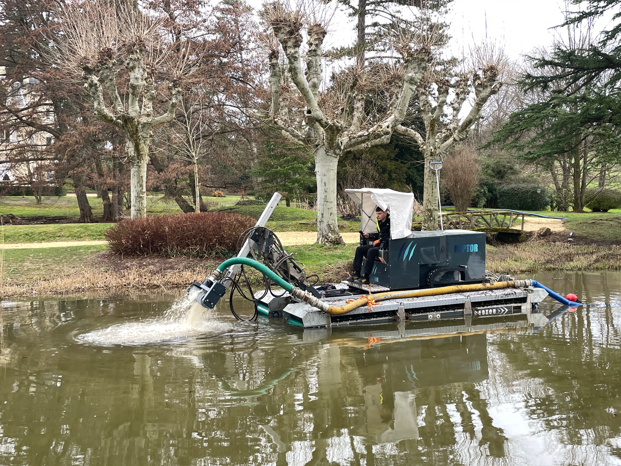 Le Raptor RP56 travaille avec une pompe sur l’eau