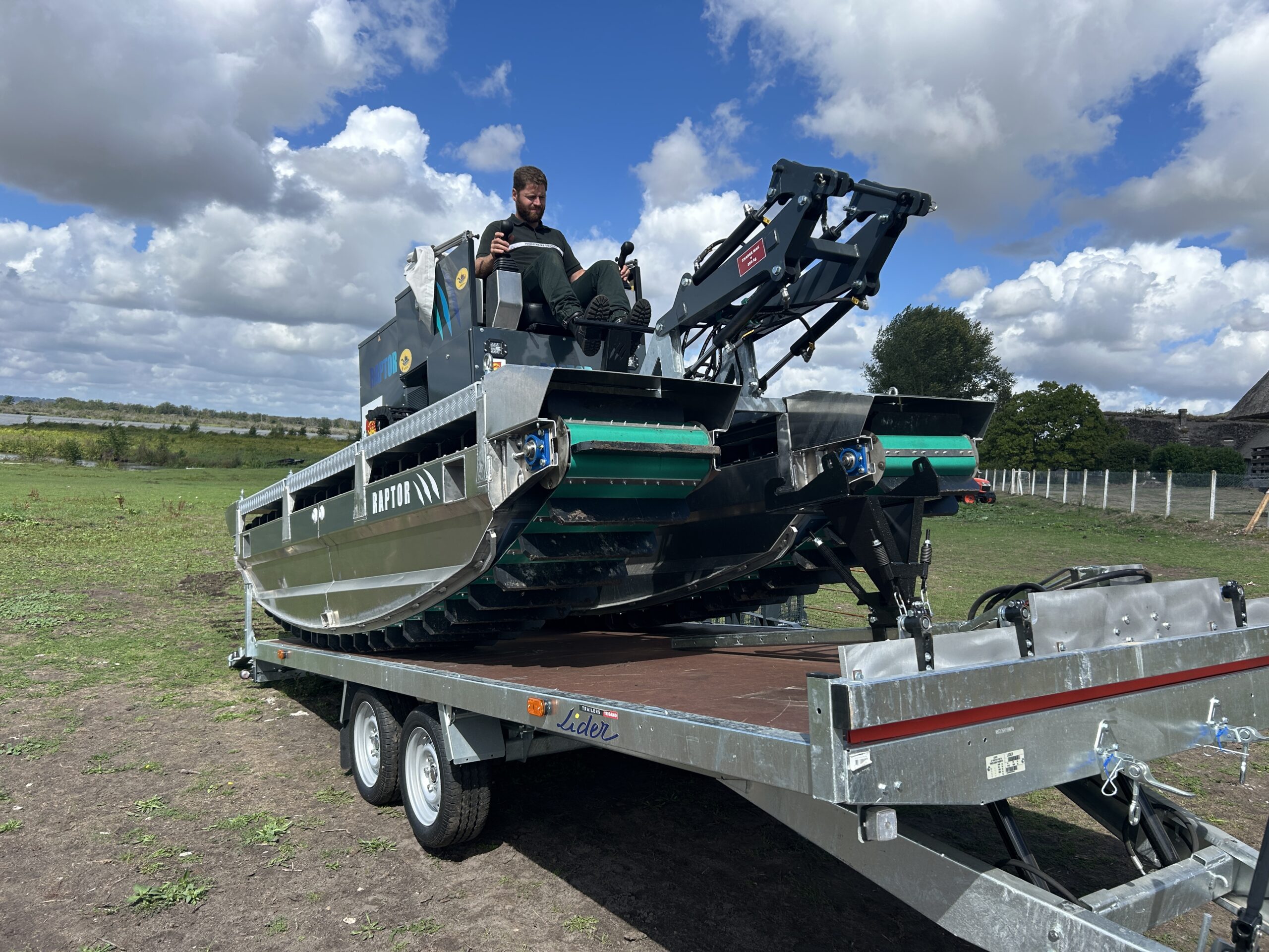 Le RAPTOR RP56 installé sur sa remorque pendant le chargement