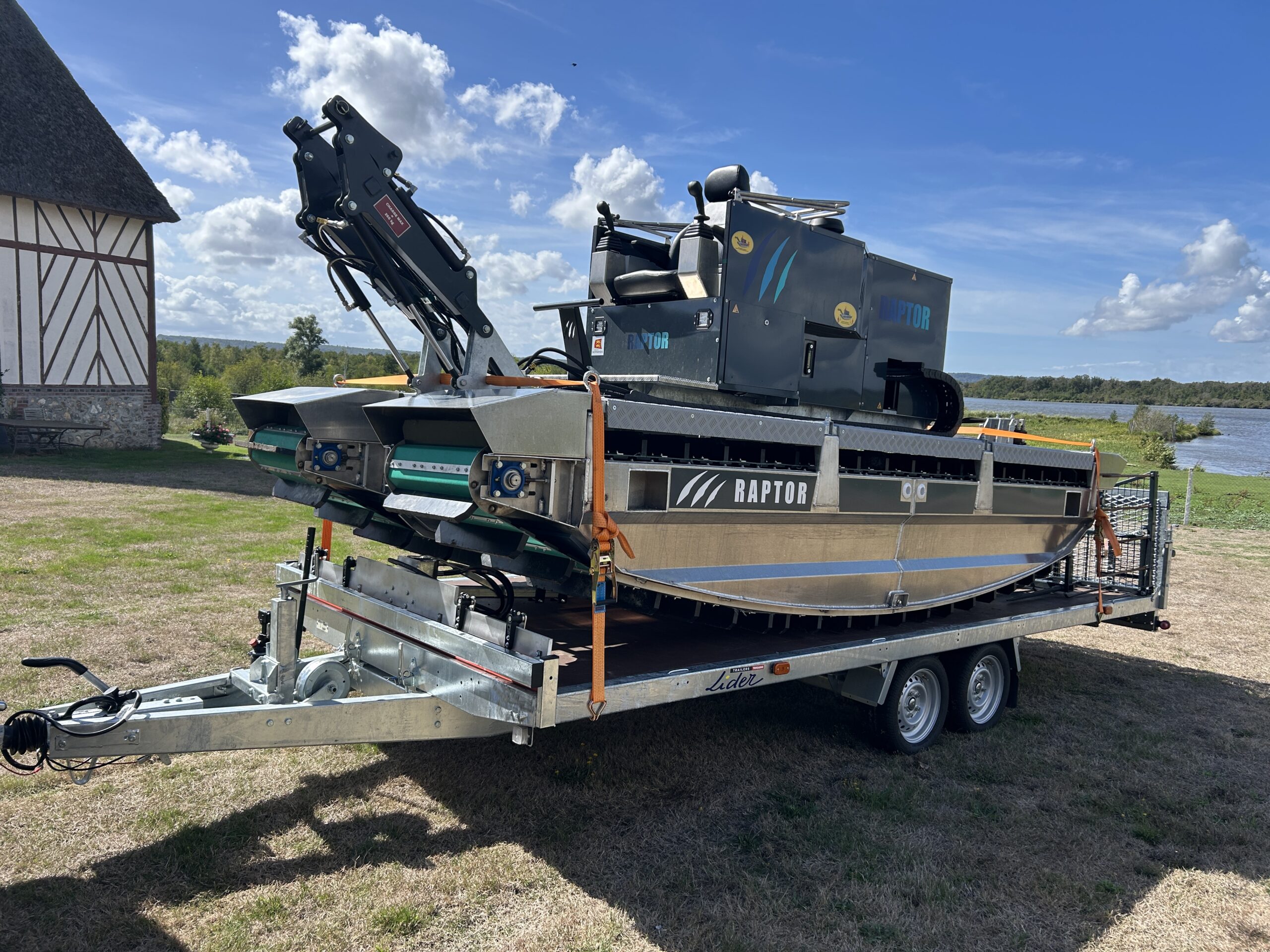 Le RAPTOR RP56 maintenu par des sangles sur sa remorque